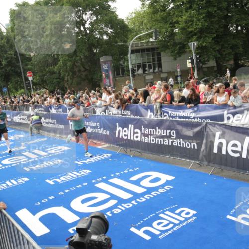 29.06.2025 - hella hamburg halbmarathon Michael Strokosch http://msf.ph/oto/8536240 29.06.2025 10:26:10 Ziel  meine-sportfotos.de
