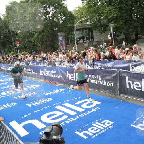 29.06.2025 - hella hamburg halbmarathon Michael Strokosch http://msf.ph/oto/8536244 29.06.2025 10:26:10 Ziel  meine-sportfotos.de