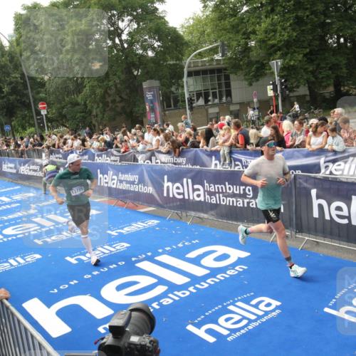 29.06.2025 - hella hamburg halbmarathon Michael Strokosch http://msf.ph/oto/8536245 29.06.2025 10:26:11 Ziel  meine-sportfotos.de