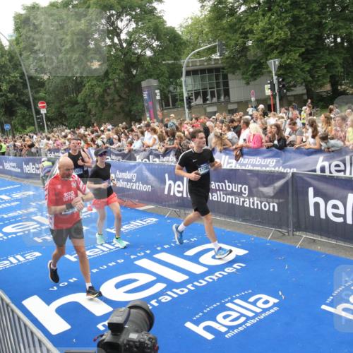 29.06.2025 - hella hamburg halbmarathon Michael Strokosch http://msf.ph/oto/8536246 29.06.2025 10:45:02 Ziel  meine-sportfotos.de