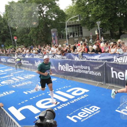 29.06.2025 - hella hamburg halbmarathon Michael Strokosch http://msf.ph/oto/8536247 29.06.2025 10:26:11 Ziel  meine-sportfotos.de