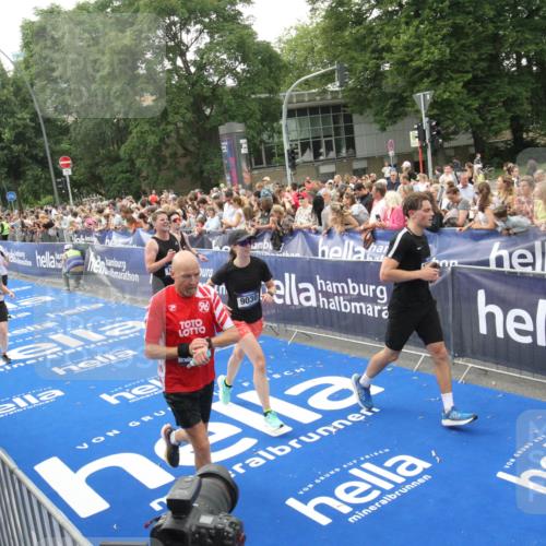 29.06.2025 - hella hamburg halbmarathon Michael Strokosch http://msf.ph/oto/8536248 29.06.2025 10:45:03 Ziel  meine-sportfotos.de