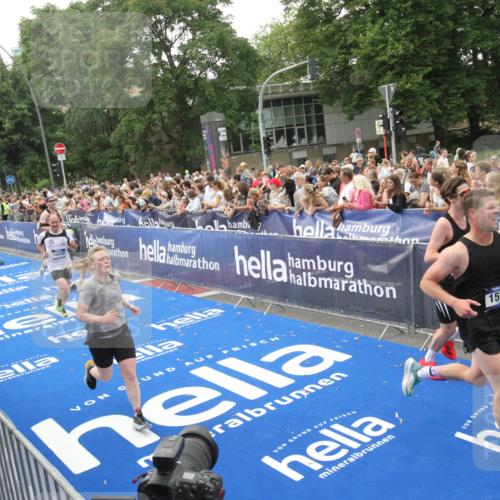 29.06.2025 - hella hamburg halbmarathon Michael Strokosch http://msf.ph/oto/8536251 29.06.2025 10:45:04 Ziel  meine-sportfotos.de