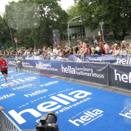29.06.2025 - hella hamburg halbmarathon Michael Strokosch http://msf.ph/oto/8536252 29.06.2025 10:26:12 Ziel  meine-sportfotos.de