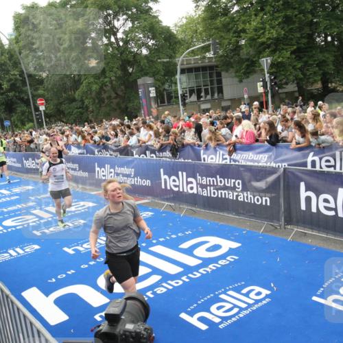 29.06.2025 - hella hamburg halbmarathon Michael Strokosch http://msf.ph/oto/8536254 29.06.2025 10:45:04 Ziel  meine-sportfotos.de