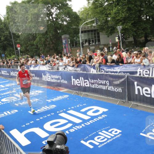29.06.2025 - hella hamburg halbmarathon Michael Strokosch http://msf.ph/oto/8536255 29.06.2025 10:26:13 Ziel  meine-sportfotos.de