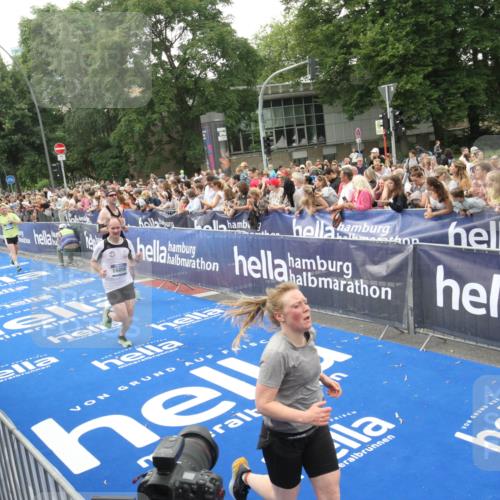 29.06.2025 - hella hamburg halbmarathon Michael Strokosch http://msf.ph/oto/8536256 29.06.2025 10:45:05 Ziel  meine-sportfotos.de