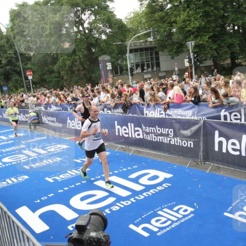 29.06.2025 - hella hamburg halbmarathon Michael Strokosch http://msf.ph/oto/8536257 29.06.2025 10:45:05 Ziel  meine-sportfotos.de
