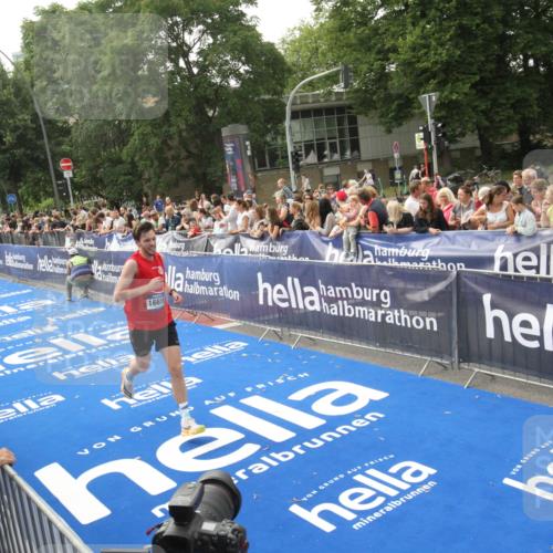 29.06.2025 - hella hamburg halbmarathon Michael Strokosch http://msf.ph/oto/8536258 29.06.2025 10:26:13 Ziel  meine-sportfotos.de