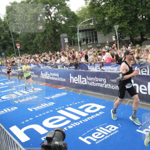 29.06.2025 - hella hamburg halbmarathon Michael Strokosch http://msf.ph/oto/8536259 29.06.2025 10:45:06 Ziel  meine-sportfotos.de