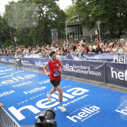 29.06.2025 - hella hamburg halbmarathon Michael Strokosch http://msf.ph/oto/8536260 29.06.2025 10:26:13 Ziel  meine-sportfotos.de