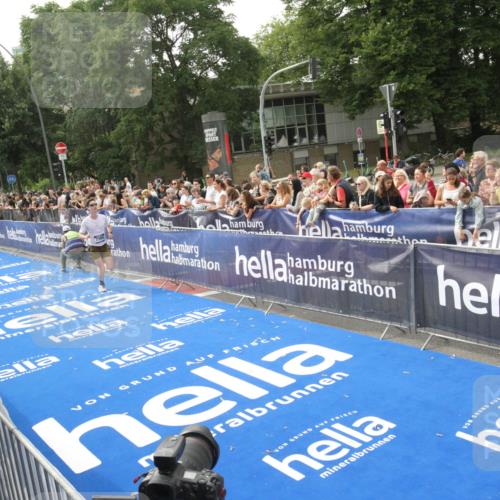 29.06.2025 - hella hamburg halbmarathon Michael Strokosch http://msf.ph/oto/8536263 29.06.2025 10:26:28 Ziel  meine-sportfotos.de