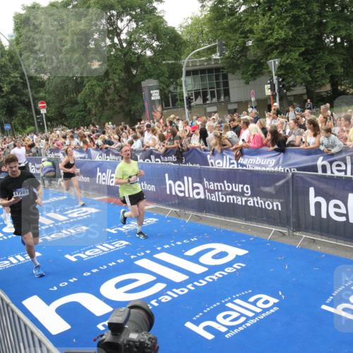 29.06.2025 - hella hamburg halbmarathon Michael Strokosch http://msf.ph/oto/8536264 29.06.2025 10:45:07 Ziel  meine-sportfotos.de