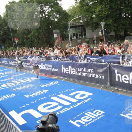 29.06.2025 - hella hamburg halbmarathon Michael Strokosch http://msf.ph/oto/8536265 29.06.2025 10:26:29 Ziel  meine-sportfotos.de