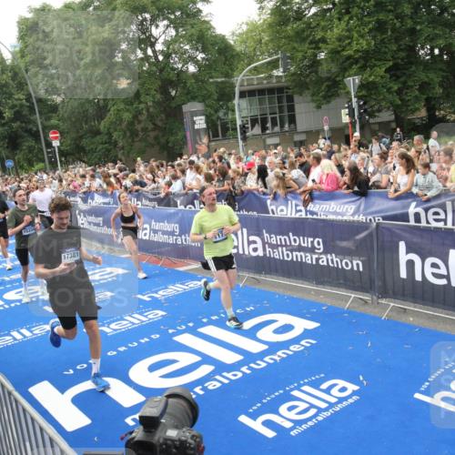 29.06.2025 - hella hamburg halbmarathon Michael Strokosch http://msf.ph/oto/8536266 29.06.2025 10:45:08 Ziel  meine-sportfotos.de