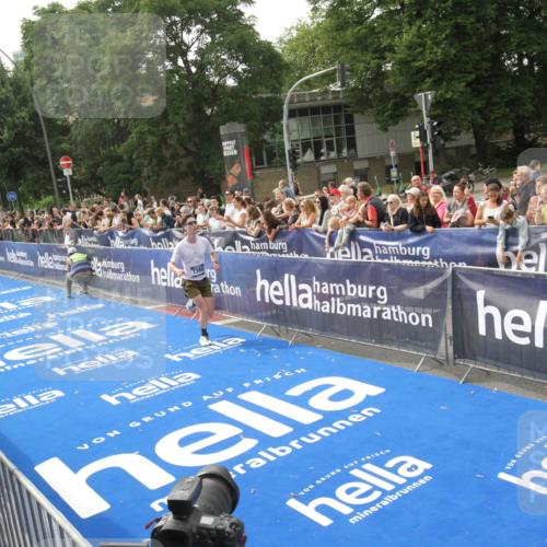 29.06.2025 - hella hamburg halbmarathon Michael Strokosch http://msf.ph/oto/8536267 29.06.2025 10:26:29 Ziel  meine-sportfotos.de