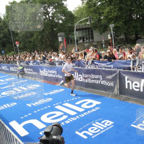 29.06.2025 - hella hamburg halbmarathon Michael Strokosch http://msf.ph/oto/8536269 29.06.2025 10:26:29 Ziel  meine-sportfotos.de