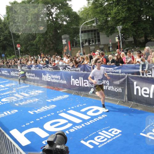 29.06.2025 - hella hamburg halbmarathon Michael Strokosch http://msf.ph/oto/8536271 29.06.2025 10:26:30 Ziel  meine-sportfotos.de