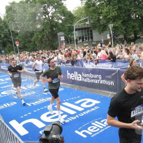 29.06.2025 - hella hamburg halbmarathon Michael Strokosch http://msf.ph/oto/8536272 29.06.2025 10:45:09 Ziel  meine-sportfotos.de