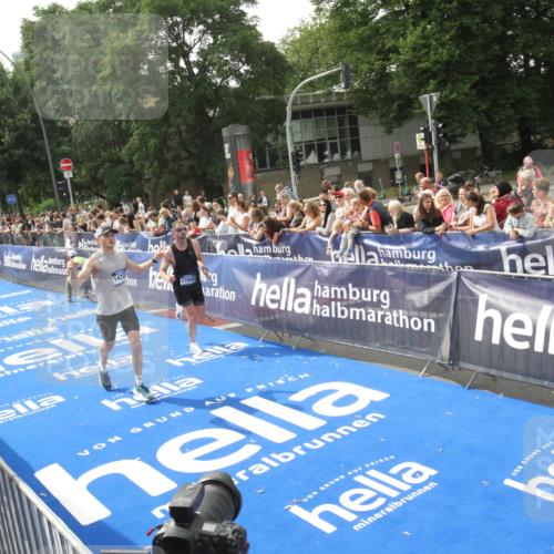 29.06.2025 - hella hamburg halbmarathon Michael Strokosch http://msf.ph/oto/8536279 29.06.2025 10:26:35 Ziel  meine-sportfotos.de