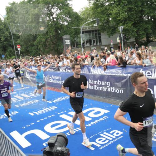 29.06.2025 - hella hamburg halbmarathon Michael Strokosch http://msf.ph/oto/8536280 29.06.2025 10:45:10 Ziel  meine-sportfotos.de