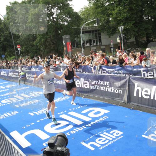 29.06.2025 - hella hamburg halbmarathon Michael Strokosch http://msf.ph/oto/8536281 29.06.2025 10:26:35 Ziel  meine-sportfotos.de