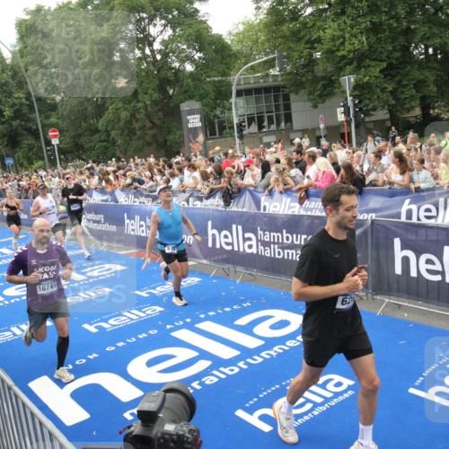 29.06.2025 - hella hamburg halbmarathon Michael Strokosch http://msf.ph/oto/8536282 29.06.2025 10:45:11 Ziel  meine-sportfotos.de
