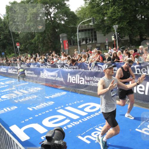 29.06.2025 - hella hamburg halbmarathon Michael Strokosch http://msf.ph/oto/8536284 29.06.2025 10:26:36 Ziel  meine-sportfotos.de