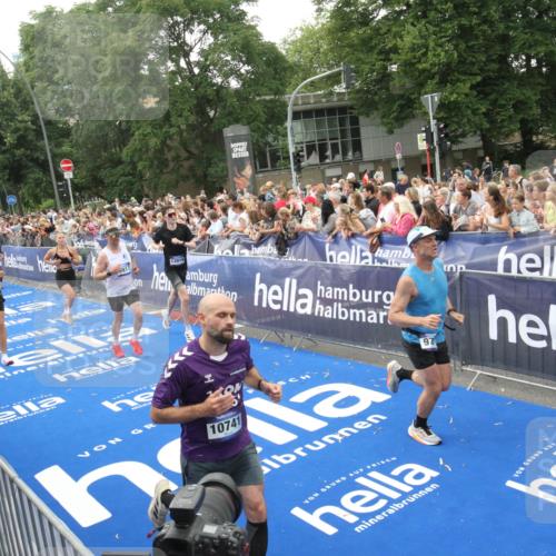 29.06.2025 - hella hamburg halbmarathon Michael Strokosch http://msf.ph/oto/8536287 29.06.2025 10:45:11 Ziel  meine-sportfotos.de