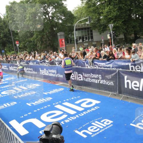 29.06.2025 - hella hamburg halbmarathon Michael Strokosch http://msf.ph/oto/8536288 29.06.2025 10:26:40 Ziel  meine-sportfotos.de