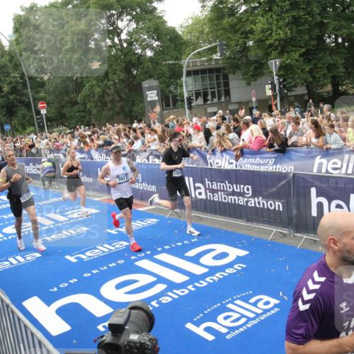 29.06.2025 - hella hamburg halbmarathon Michael Strokosch http://msf.ph/oto/8536289 29.06.2025 10:45:12 Ziel  meine-sportfotos.de