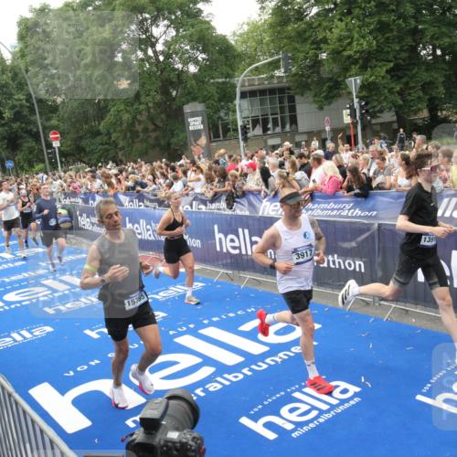 29.06.2025 - hella hamburg halbmarathon Michael Strokosch http://msf.ph/oto/8536291 29.06.2025 10:45:12 Ziel  meine-sportfotos.de