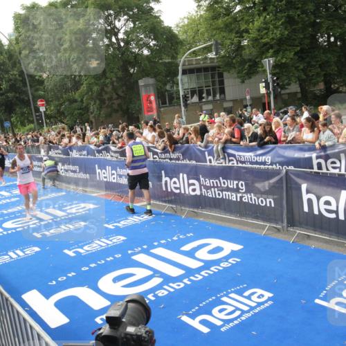 29.06.2025 - hella hamburg halbmarathon Michael Strokosch http://msf.ph/oto/8536292 29.06.2025 10:26:41 Ziel  meine-sportfotos.de