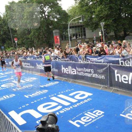 29.06.2025 - hella hamburg halbmarathon Michael Strokosch http://msf.ph/oto/8536294 29.06.2025 10:26:42 Ziel  meine-sportfotos.de