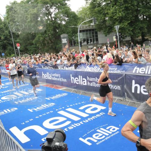 29.06.2025 - hella hamburg halbmarathon Michael Strokosch http://msf.ph/oto/8536295 29.06.2025 10:45:13 Ziel  meine-sportfotos.de
