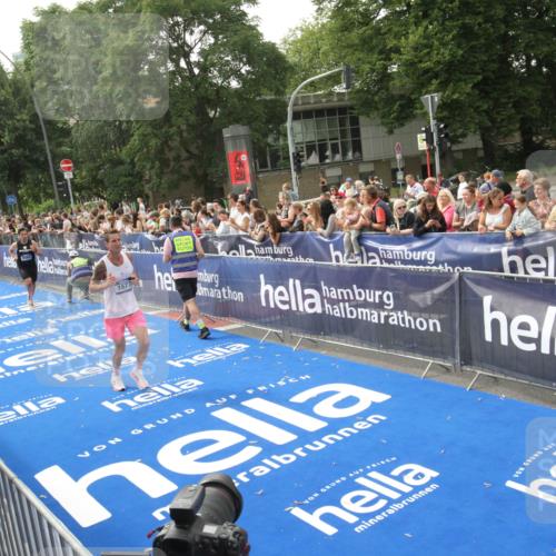 29.06.2025 - hella hamburg halbmarathon Michael Strokosch http://msf.ph/oto/8536296 29.06.2025 10:26:42 Ziel  meine-sportfotos.de
