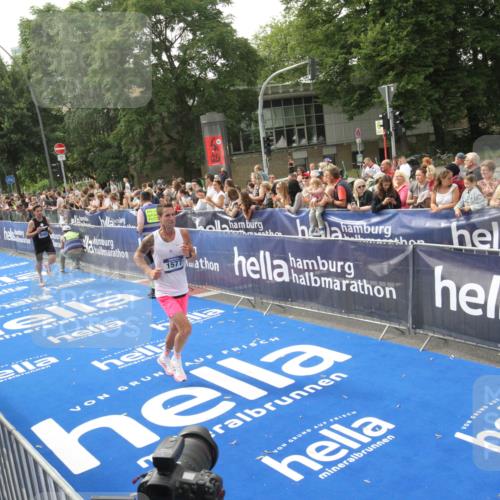 29.06.2025 - hella hamburg halbmarathon Michael Strokosch http://msf.ph/oto/8536298 29.06.2025 10:26:42 Ziel  meine-sportfotos.de