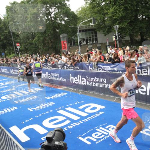 29.06.2025 - hella hamburg halbmarathon Michael Strokosch http://msf.ph/oto/8536302 29.06.2025 10:26:43 Ziel  meine-sportfotos.de