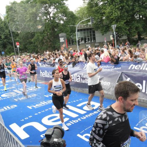 29.06.2025 - hella hamburg halbmarathon Michael Strokosch http://msf.ph/oto/8536303 29.06.2025 10:45:15 Ziel  meine-sportfotos.de