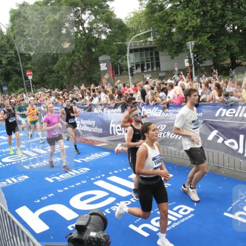 29.06.2025 - hella hamburg halbmarathon Michael Strokosch http://msf.ph/oto/8536305 29.06.2025 10:45:16 Ziel  meine-sportfotos.de