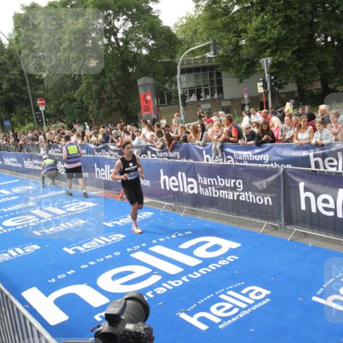 29.06.2025 - hella hamburg halbmarathon Michael Strokosch http://msf.ph/oto/8536306 29.06.2025 10:26:44 Ziel  meine-sportfotos.de
