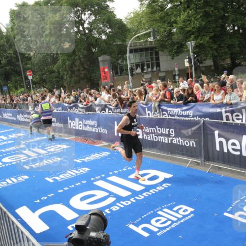29.06.2025 - hella hamburg halbmarathon Michael Strokosch http://msf.ph/oto/8536308 29.06.2025 10:26:44 Ziel  meine-sportfotos.de