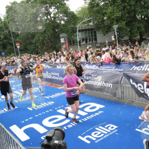 29.06.2025 - hella hamburg halbmarathon Michael Strokosch http://msf.ph/oto/8536309 29.06.2025 10:45:17 Ziel  meine-sportfotos.de