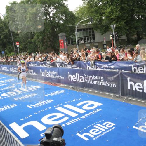 29.06.2025 - hella hamburg halbmarathon Michael Strokosch http://msf.ph/oto/8536313 29.06.2025 10:26:46 Ziel  meine-sportfotos.de