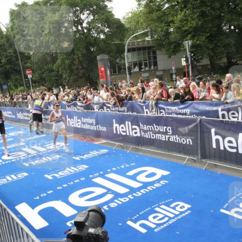 29.06.2025 - hella hamburg halbmarathon Michael Strokosch http://msf.ph/oto/8536315 29.06.2025 10:26:47 Ziel  meine-sportfotos.de