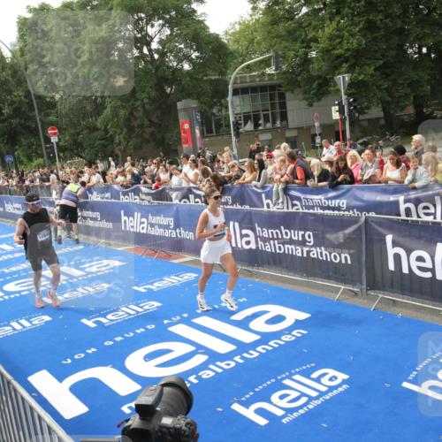 29.06.2025 - hella hamburg halbmarathon Michael Strokosch http://msf.ph/oto/8536319 29.06.2025 10:26:47 Ziel  meine-sportfotos.de