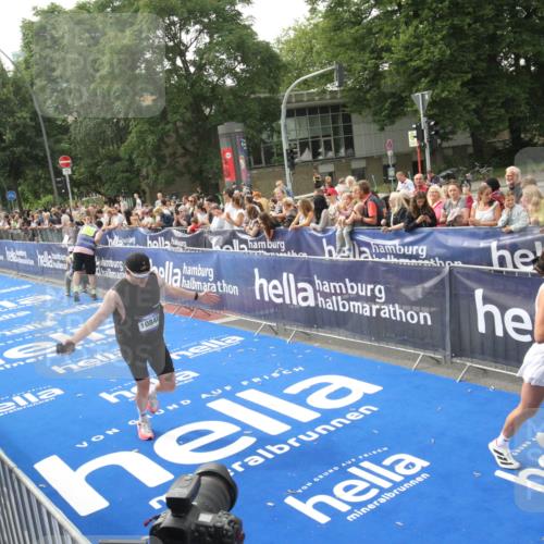29.06.2025 - hella hamburg halbmarathon Michael Strokosch http://msf.ph/oto/8536323 29.06.2025 10:26:48 Ziel  meine-sportfotos.de