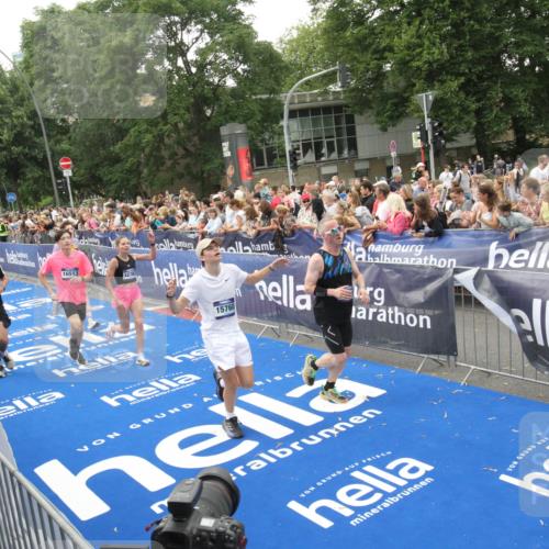 29.06.2025 - hella hamburg halbmarathon Michael Strokosch http://msf.ph/oto/8536326 29.06.2025 10:45:21 Ziel  meine-sportfotos.de