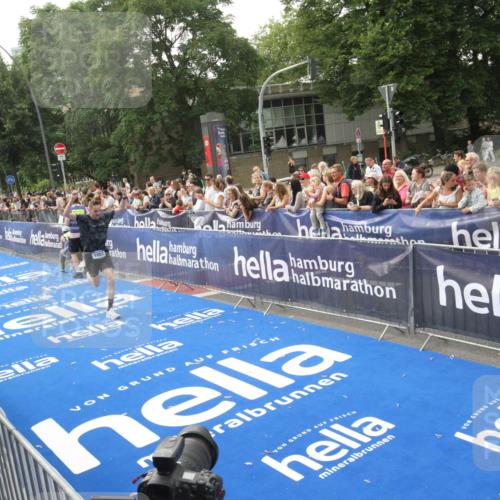 29.06.2025 - hella hamburg halbmarathon Michael Strokosch http://msf.ph/oto/8536327 29.06.2025 10:26:51 Ziel  meine-sportfotos.de