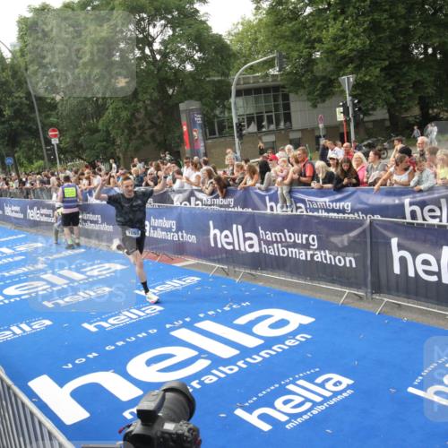29.06.2025 - hella hamburg halbmarathon Michael Strokosch http://msf.ph/oto/8536329 29.06.2025 10:26:51 Ziel  meine-sportfotos.de